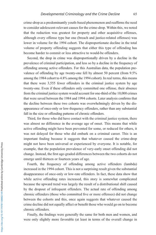 这本由剑桥大学出版社出版的学术著作出自"剑桥犯罪学要素"系列，聚焦于一个令全球犯罪学家既兴奋又困惑的现象——犯罪率的持续下降。作者Jason Payne来自澳大利亚国立大学，Alex Piquero则执教于迈阿密大学并兼任蒙纳士大学，他们以新南威尔士州两个出生年代相隔十年的群体为研究对象，对犯罪率下降这一议题展开了别开生面的纵向追踪研究。书中首先勾勒了过去近二十年来西方世界犯罪率显著下滑的宏观图景，从北美到亚太再到西欧，几乎无一例外地呈现出这一趋势，尤其以青少年群体的犯罪下降最为突出。有学者甚至提议将"犯罪下降"更名为"青少年犯罪下降"，以凸显其本质特征。在澳大利亚新南威尔士州，自2001年起犯罪率持续走低，盗窃率下降约50%，抢劫率下降约33%，据估算为当地社区节省了超过51亿澳元的成本。作者指出，以往对犯罪率下降的研究大多依赖横截面数据分析，将不同年份的年龄-犯罪曲线进行对比，虽然这种做法在方法上有其便利之处，但容易混淆世代效应与时期效应，难以揭示隐藏在数据背后的发展性差异。正是为了弥补这一不足，本书独辟蹊径，采用纵向追踪的研究设计，对1984年和1994年两个新南威尔士出生群体进行完整的犯罪生涯比较。这两个群体在成长发育的关键时期恰好跨越了犯罪率开始下降的2000年前后，使得对比分析具有独特的时间价值。全书内容涵盖了犯罪流行率、犯罪频率与持续性、犯罪起始年龄、犯罪轨迹、年轻女性犯罪者以及澳大利亚原住民犯罪等多个维度，通过精细的定量分析揭示了不同出生群体在犯罪参与模式上的差异与共性。这种以发展性视角重新审视犯罪率下降的方法，为理解犯罪行为的生命周期规律提供了新的理论框架，也为各国制定针对性的犯罪预防政策提供了实证依据。对于犯罪学、社会学、公共政策领域的研究者和学生，以及对青少年犯罪问题、社会发展趋势感兴趣的普通读者来说，本书都是一份不可多得的参考资料。它既是一篇严谨的学术论文，又展现了对社会现象的深层关怀，让读者在数据的海洋中读出对个体命运与公共安全的真切关注。